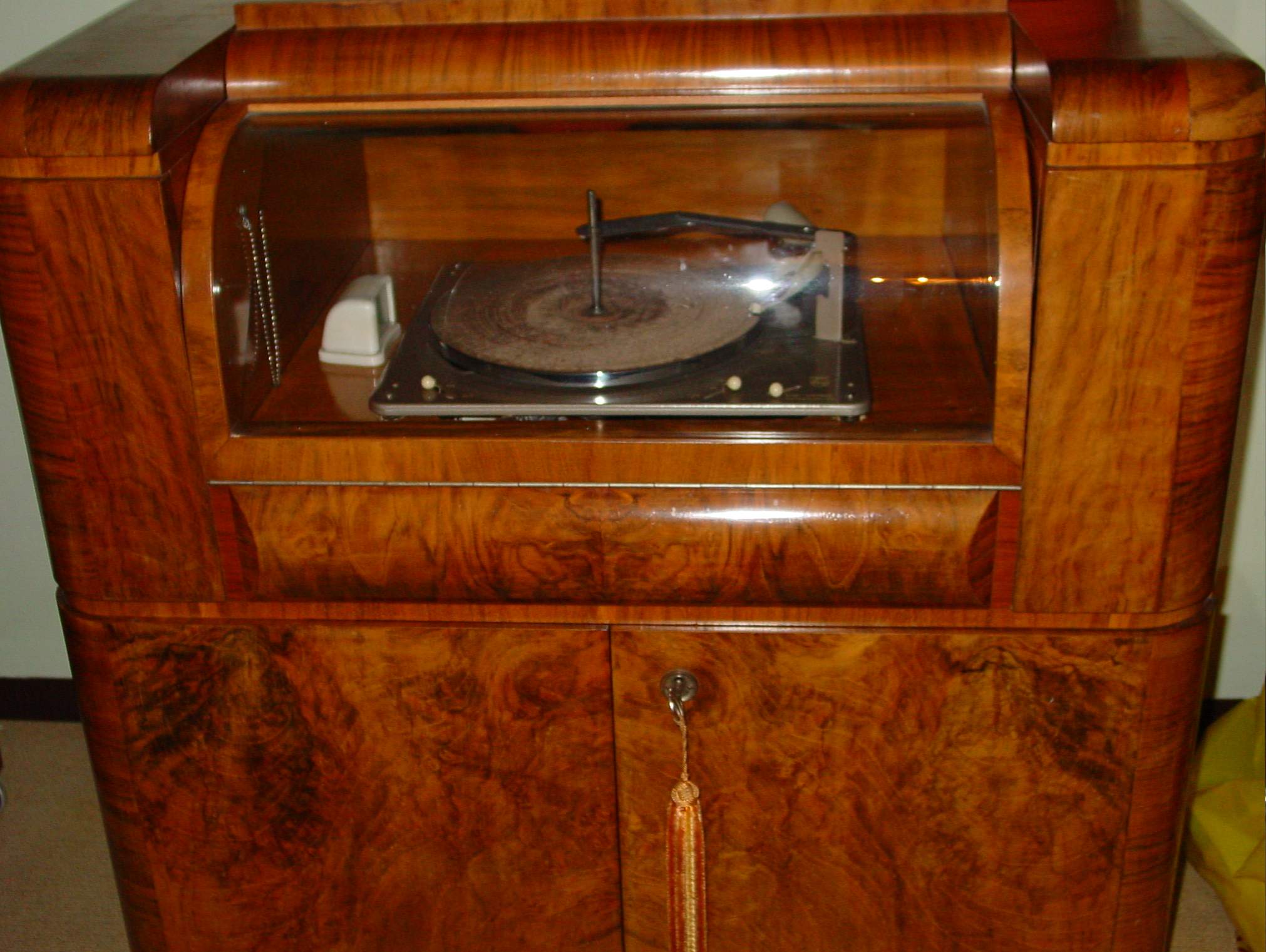 musikschrank 50gerjahre nuss.JPG