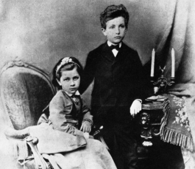 Richard-Strauss-als-Kind-mit-seiner-Schwester-Berta-Johanna.jpg